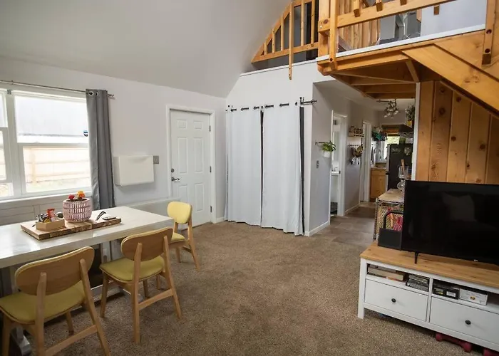 Cozy Wet Mountain Valley Cottage